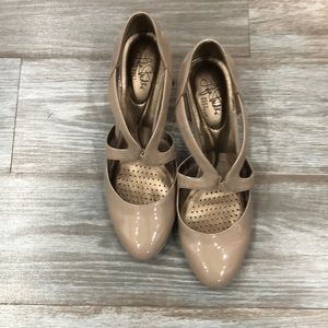 Lifestride paten leather nude shoe size 9